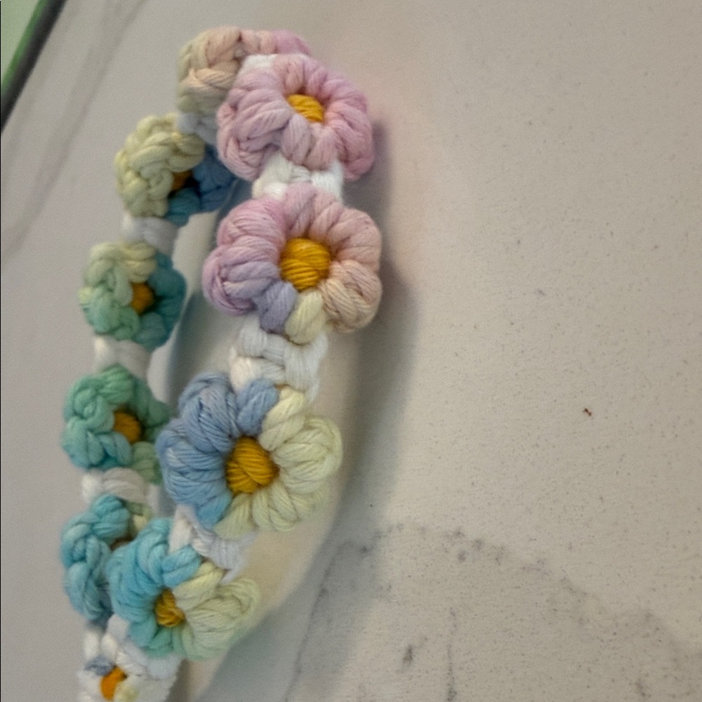 Daisy Macrame Wristlet Keychain - Picture 5 of 8